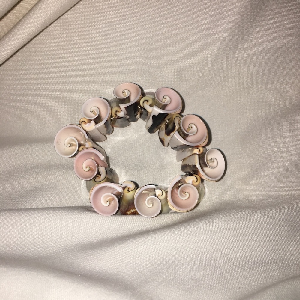 Shell Bracelet - Picture 2 of 4